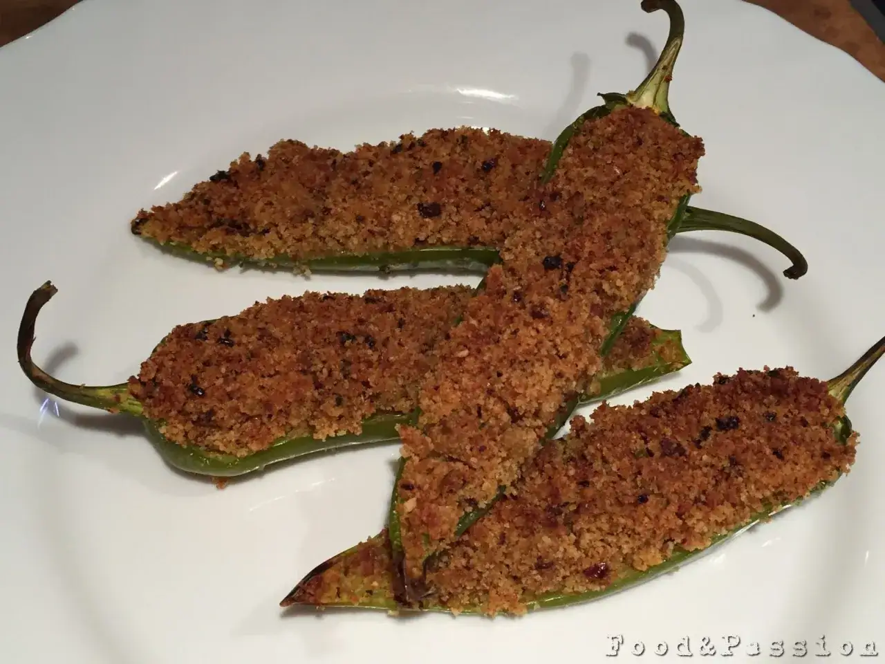 Friggitelli al forno, verdi e croccanti, ripieni di un saporito pangrattato.