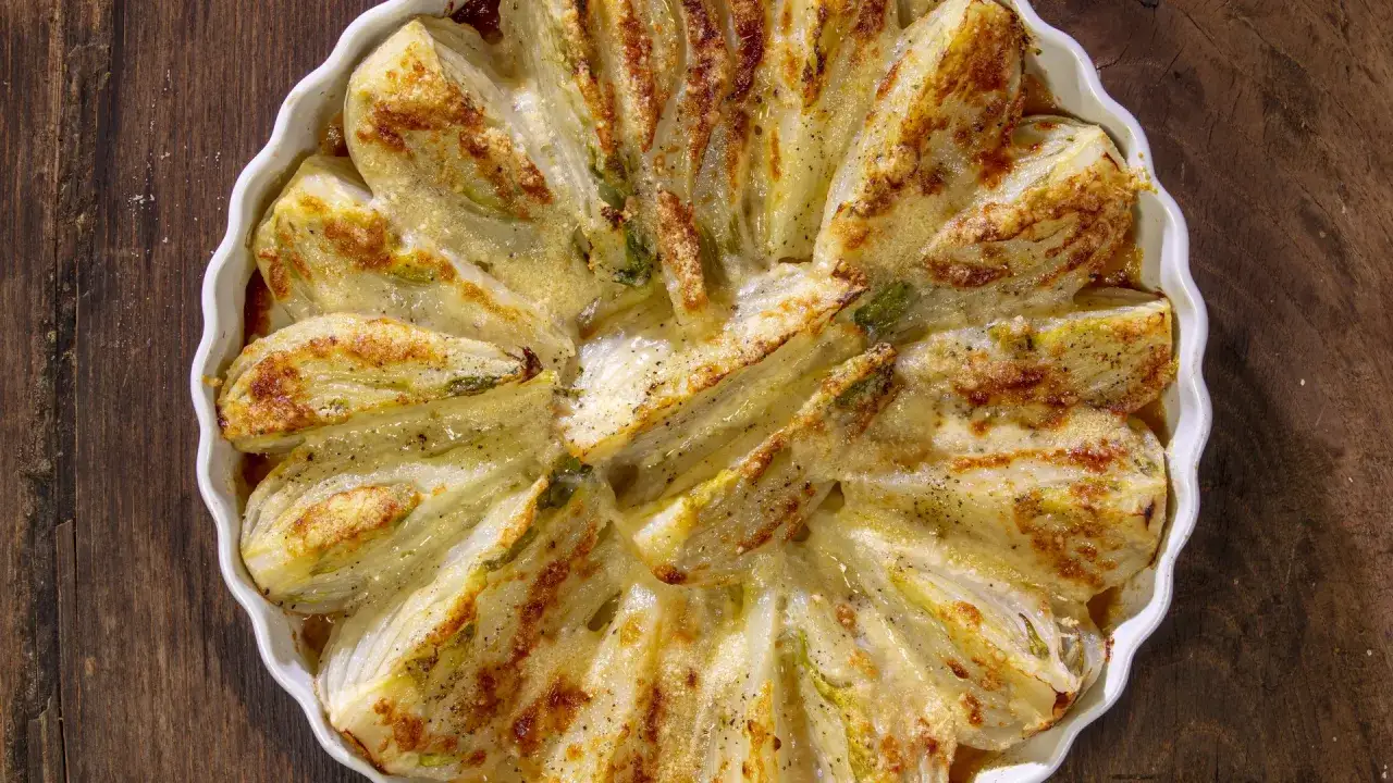 Finocchi al forno dorati e gratinati, un contorno saporito e profumato, pronto per essere gustato.