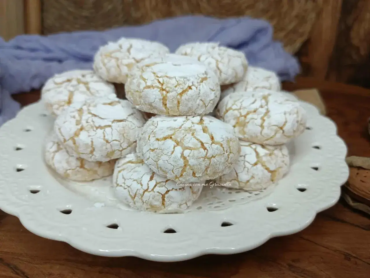 Biscotti con farina di mandorle, dolcetti friabili e profumati, ricoperti di zucchero a velo, pronti per essere gustati.