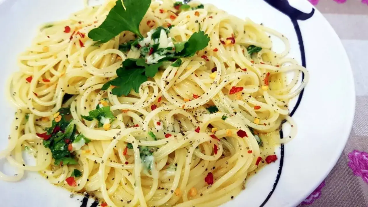 Spaghetti alla carrettiera conditi con aglio, olio, peperoncino e prezzemolo fresco, un piatto semplice e saporito.