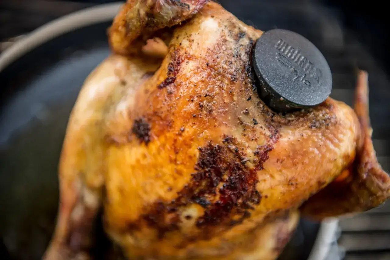 Pollo al forno dorato e succulento, con croccantezza perfetta. Un termometro Weber ne assicura la cottura ideale.