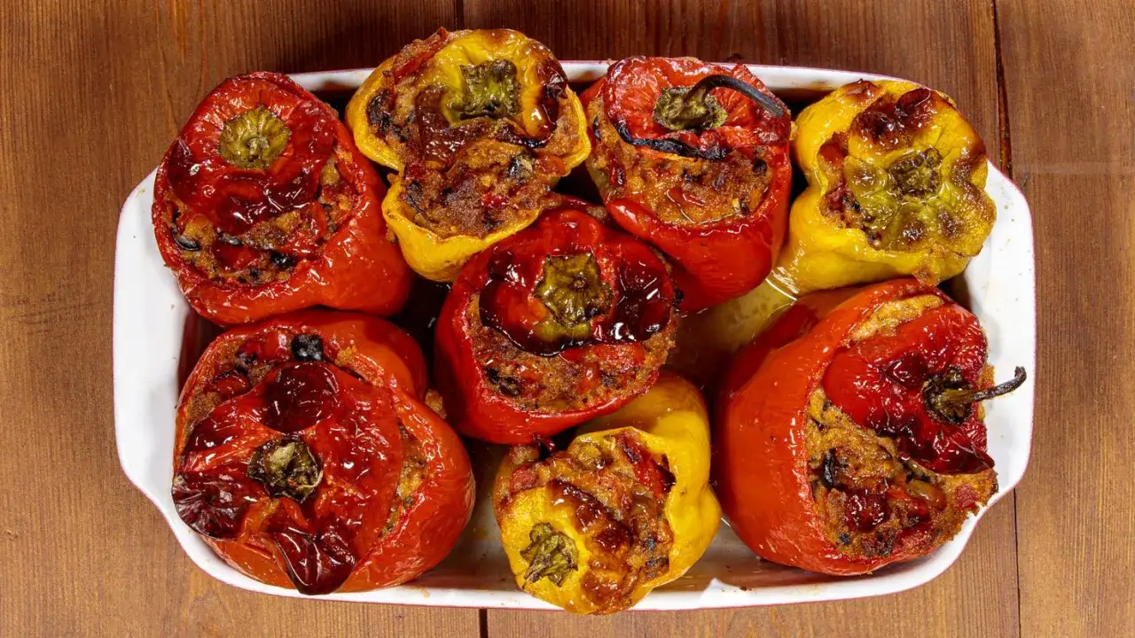 Peperoni ripieni al forno, un piatto colorato e saporito, con un ripieno ricco e invitante.
