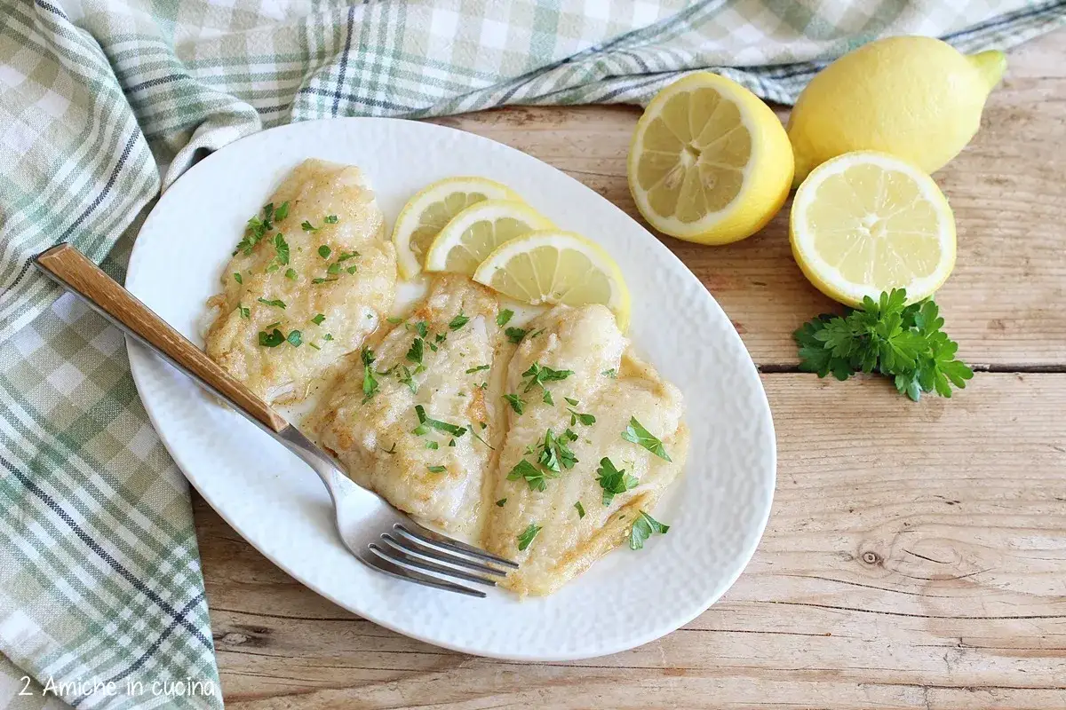 Sogliola alla mugnaia dorata e succulenta, guarnita con prezzemolo fresco e spicchi di limone. Un piatto semplice e delizioso.