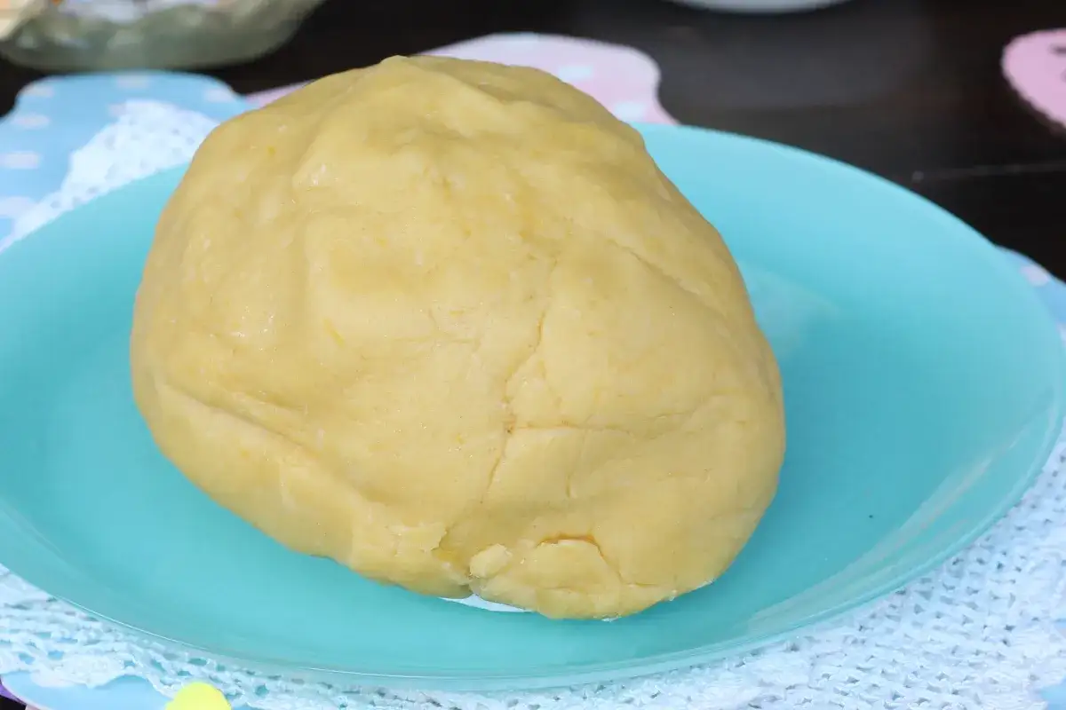 Impasto giallo, pronto per essere steso. &Egrave; la pasta frolla per pastiera, un classico sal de riso.