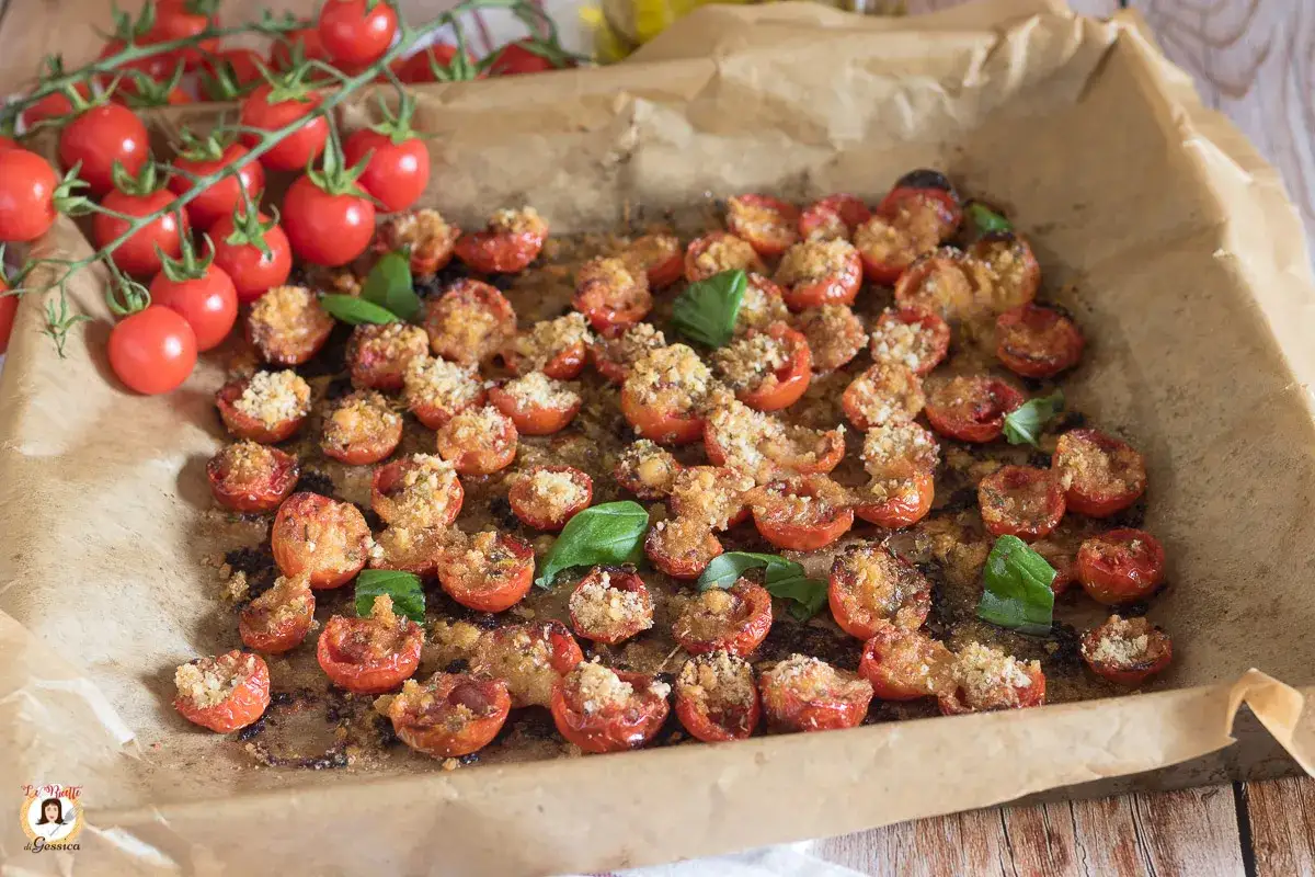 Pomodori gratinati al forno, dorati e fragranti, con un ripieno saporito e foglie di basilico fresco.