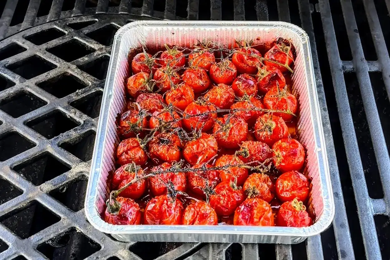 Un vassoio di pomodorini al forno, succosi e leggermente caramellati, pronti per essere gustati.
