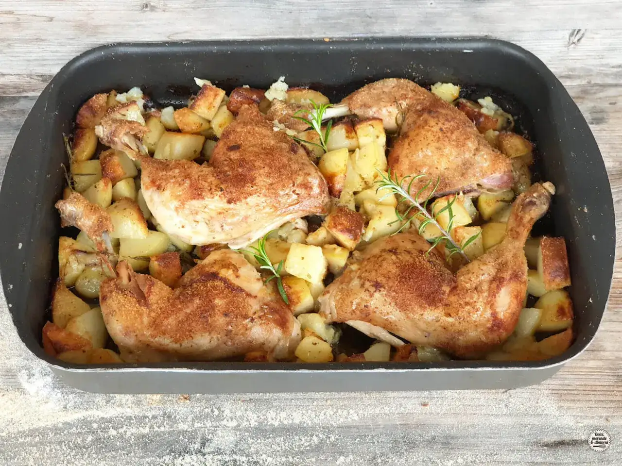 Pollo al forno con patate dorate e rosmarino, un piatto succulento e profumato, pronto per essere gustato.