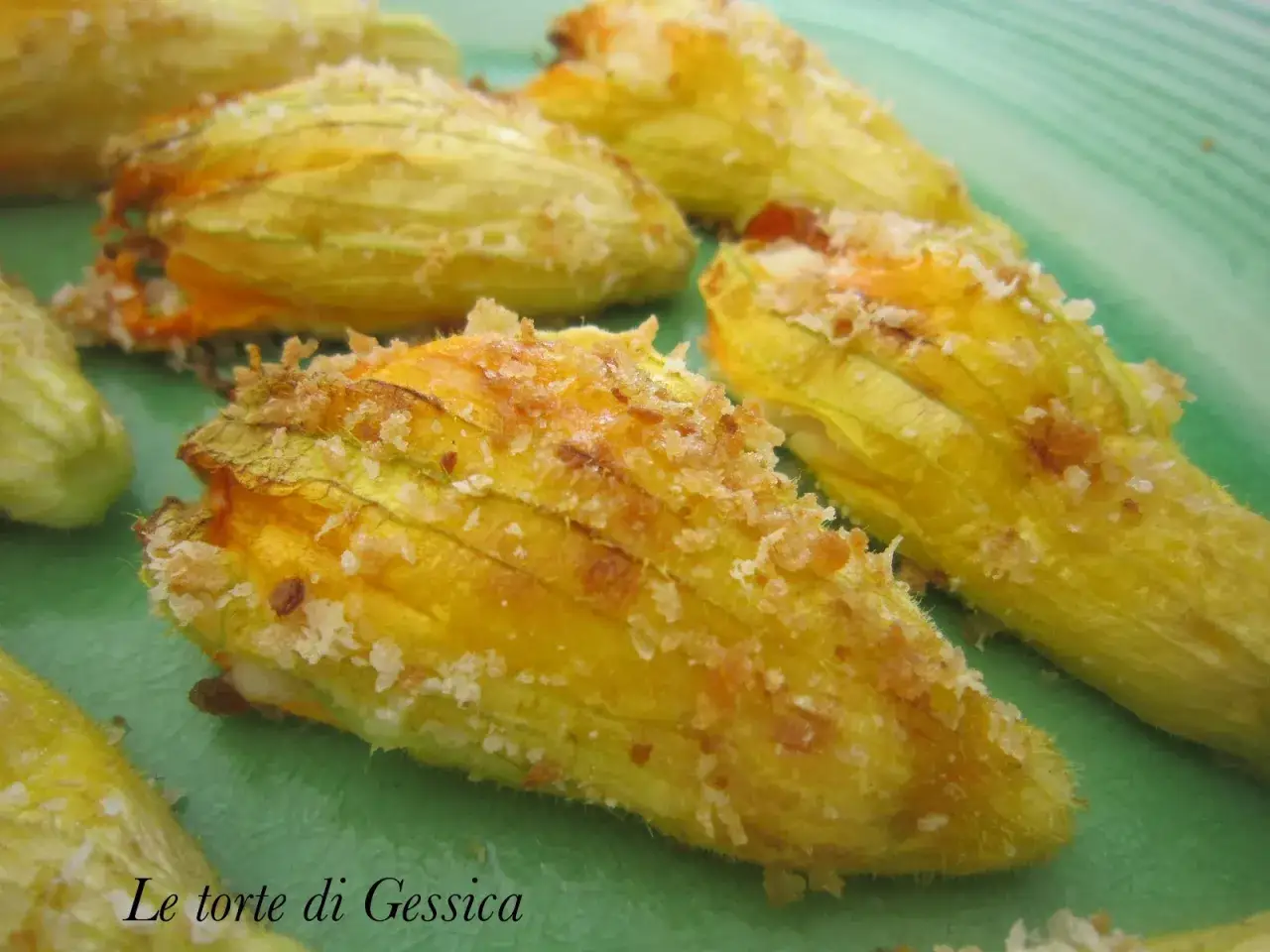 Fiori di zucca al forno, dorati e croccanti, pronti per essere gustati.