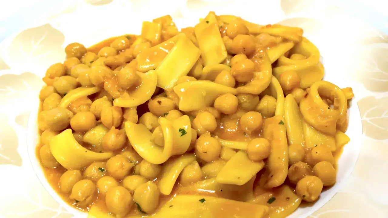 Un piatto di ciceri e tria, pasta fresca fatta in casa con ceci in un sugo dorato, un classico della cucina salentina.