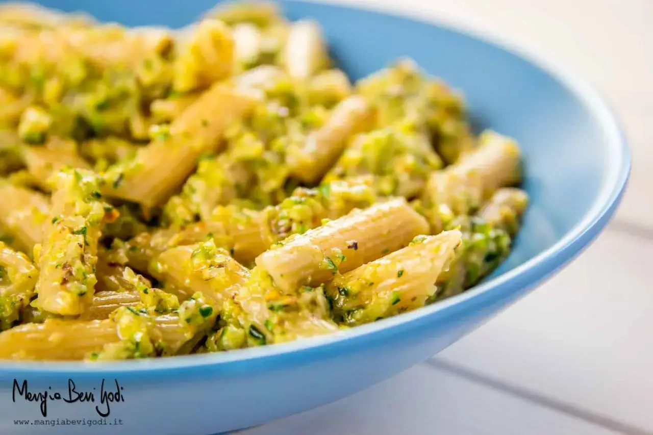 Penne con zucchine cremose, un piatto semplice e gustoso, perfetto per un pranzo veloce.