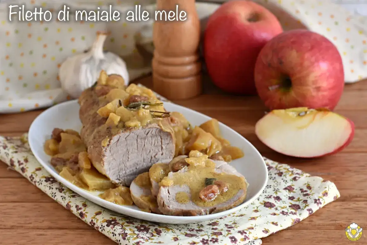 Filetto di maiale alle mele, un classico tra le ricette di carne. Servito con salsa alle mele e rosmarino.