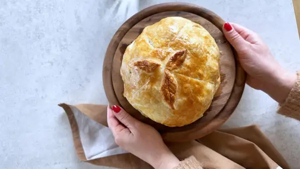 Cavolfiore al forno con pangrattato e formaggio, dorato e invitante, pronto per essere gustato.